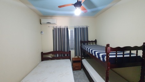 SOBRADO LINDO - 300M DA PRAIA DA ENSEADA, WIFI E AR CONDICIONADO