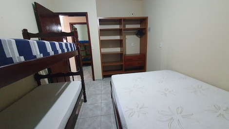 SOBRADO LINDO - 300M DA PRAIA DA ENSEADA, WIFI E AR CONDICIONADO