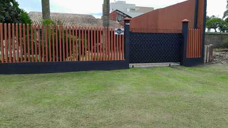 Excelente casa 2 quadras da Praia Central! Piscina e climatização ! !