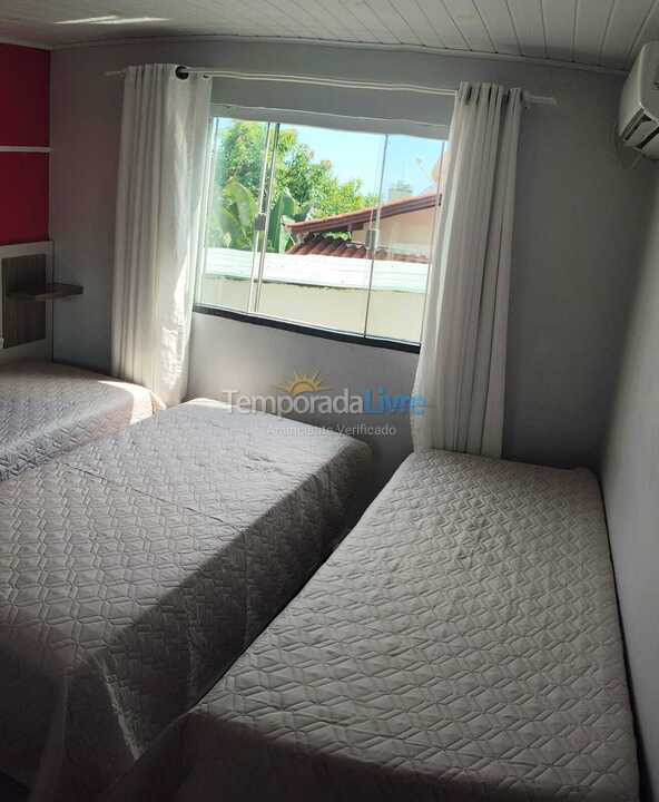 Casa para aluguel de temporada em Bombinhas (Praia de Bombinhas)