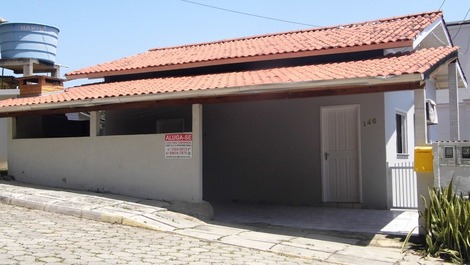 Casa a 250m da praia de Bombinhas (Centro)