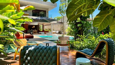 House in a condominium facing the sea in Camburi Beach