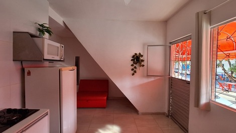 Cozinha e sala integradas compõem o ambiente da entrada.