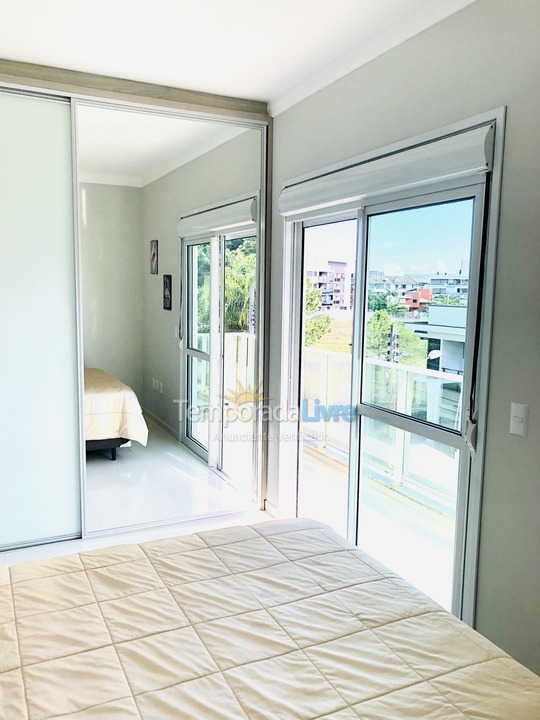 Apartamento para aluguel de temporada em Governador Celso Ramos (Praia de Palmas)