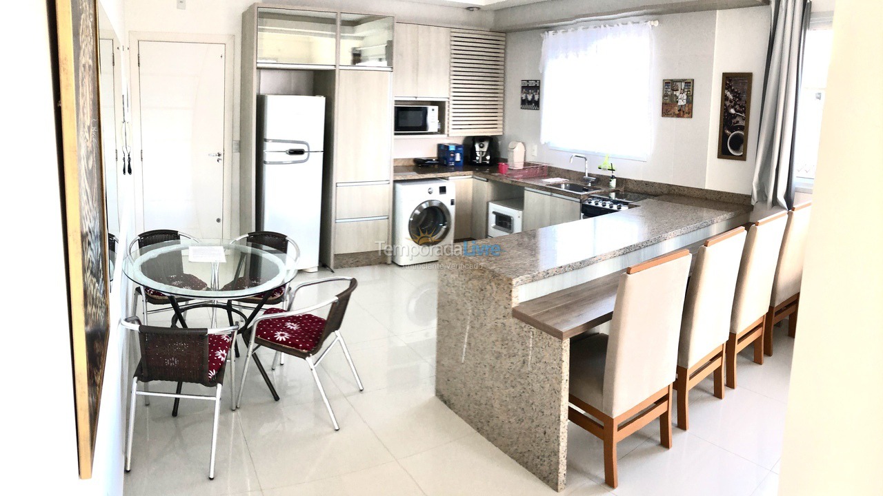 Apartamento para aluguel de temporada em Governador Celso Ramos (Praia de Palmas)