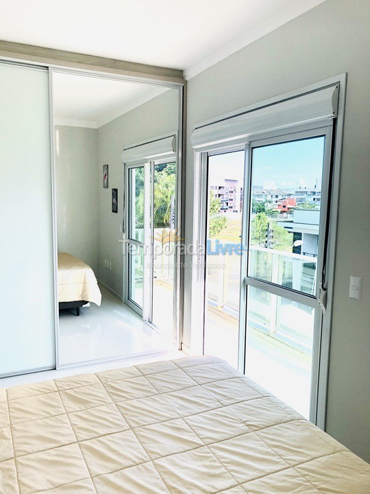 Apartamento para aluguel de temporada em Governador Celso Ramos (Praia de Palmas)