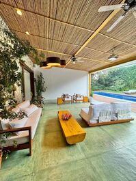 High standard house facing the sea on Praia da Baleia.