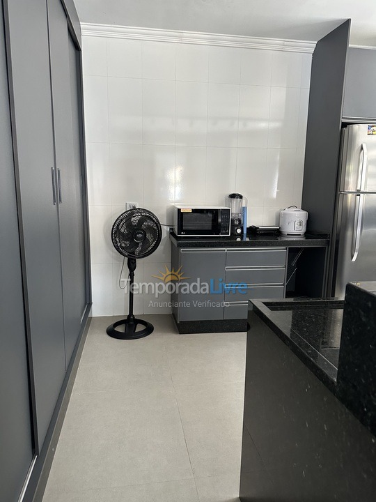 Casa para aluguel de temporada em Guarujá (Jardim Virgínia)