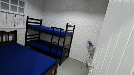 Quarto 1: com cama de casal e beliche