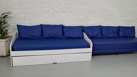 Sala com 1 bicama e 1 sofá-cama. 