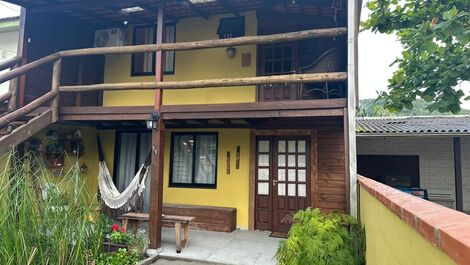 Acogedora casa para 4 personas en Zimbros - Bombinhas