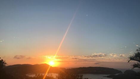 O amanhecer visto da casa