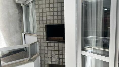 Apt. Meia Praia 03 air conditioning nearby, Great offer, restaurants. Pharmacies.