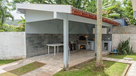 Casa y amplio patio cerca de la playa