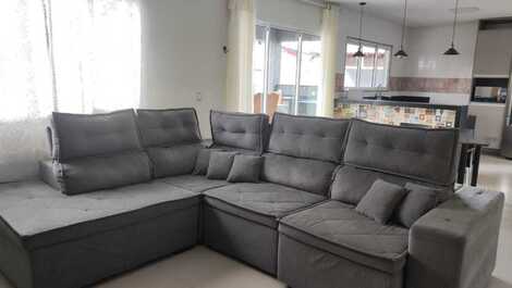 Sala de estar com ar condicionado potente, climatiza todo área de sala e cozinha, sofá reclinável