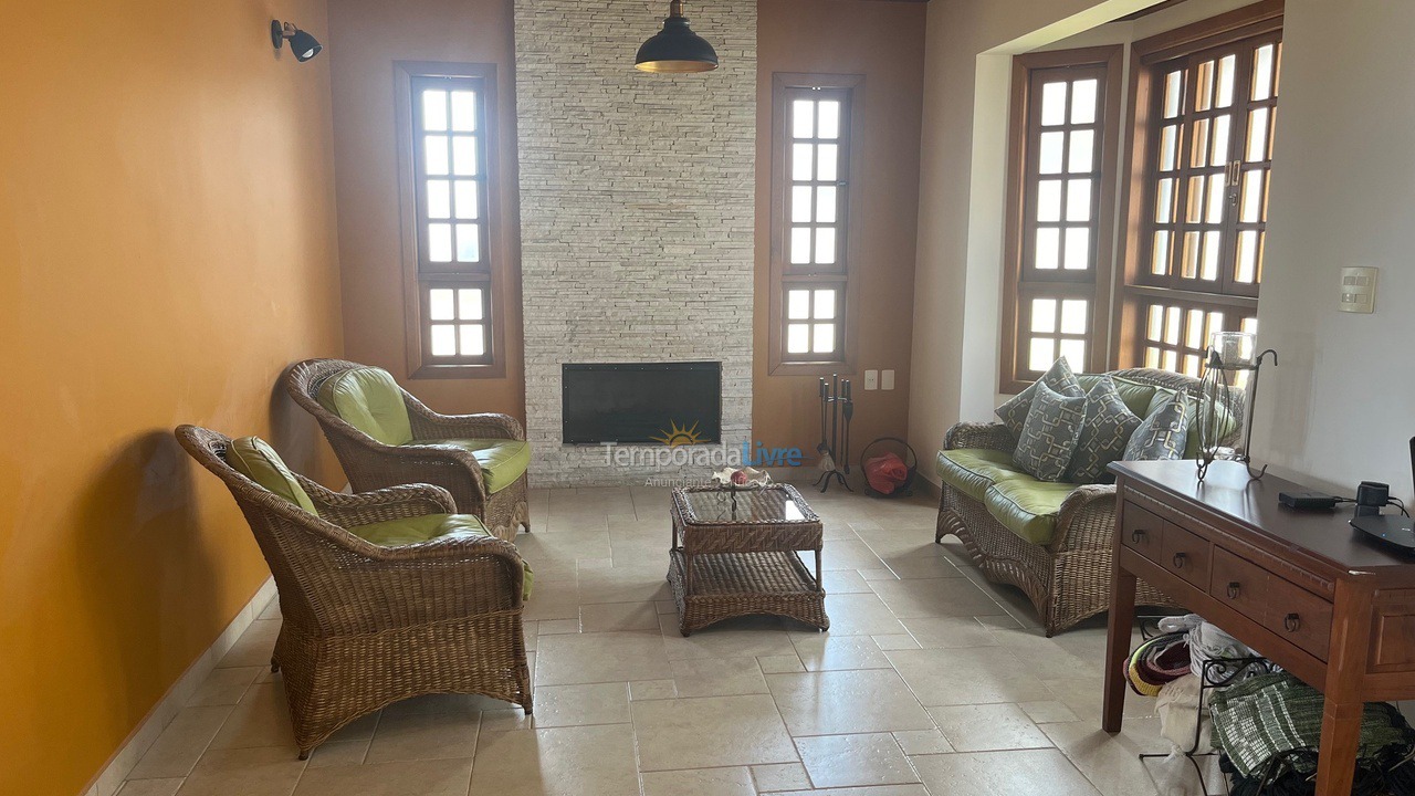 Casa para alquiler de vacaciones em Piracaia (Condomínio Santa Rita)