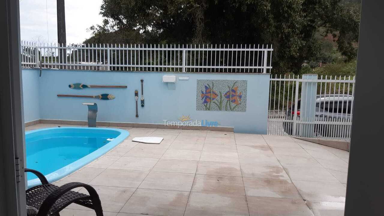 Casa para aluguel de temporada em Bombinhas (Praia de Zimbros)