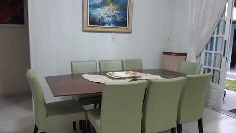 Linda Casa com Piscina em Zimbros