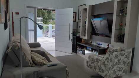 Linda Casa com Piscina em Zimbros