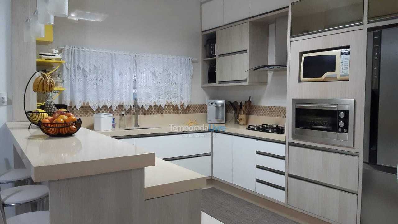 Casa para aluguel de temporada em Bombinhas (Praia de Zimbros)