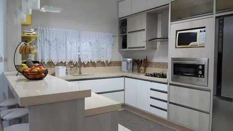 Linda Casa com Piscina em Zimbros