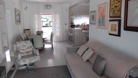 Linda Casa com Piscina em Zimbros