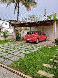 Amplo sobrado em Ubatuba em rua tranquila