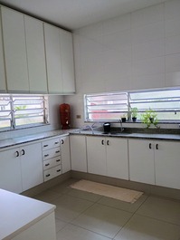 Amplo sobrado em Ubatuba em rua tranquila