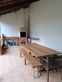 Amplo sobrado em Ubatuba em rua tranquila