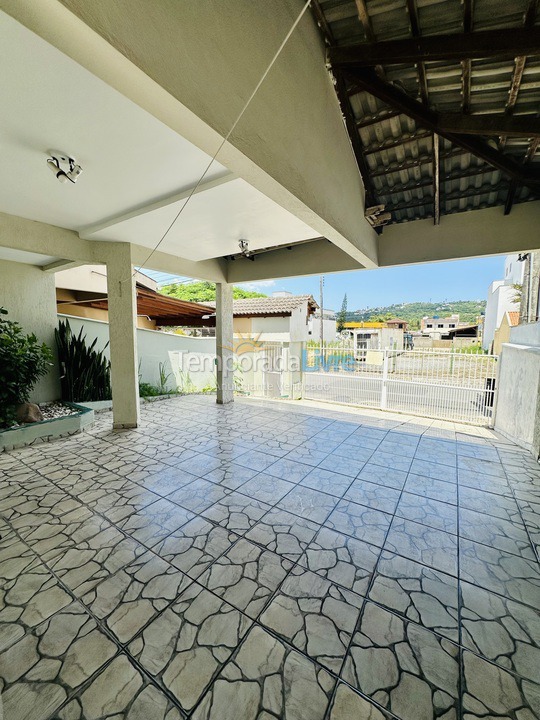 Casa para aluguel de temporada em Bombinhas (Praia de Bombas)