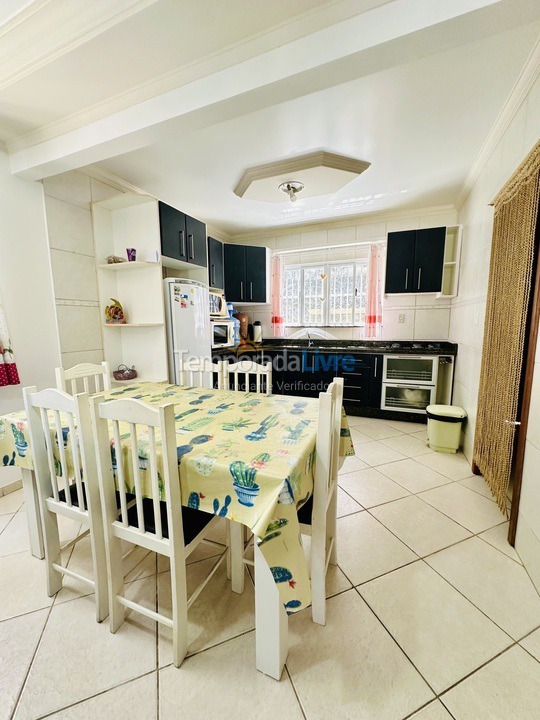 Casa para aluguel de temporada em Bombinhas (Praia de Bombas)