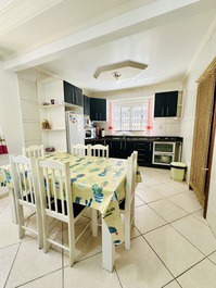 Lindo Sobrado espaçoso com 3 dormitórios!