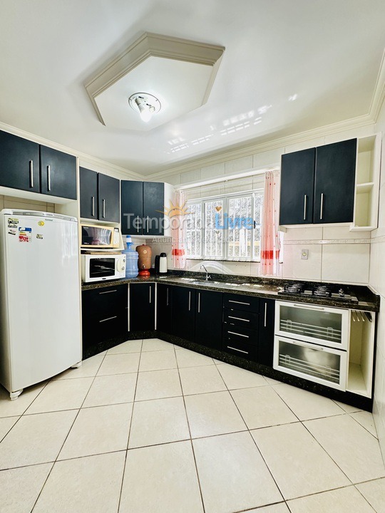 Casa para aluguel de temporada em Bombinhas (Praia de Bombas)