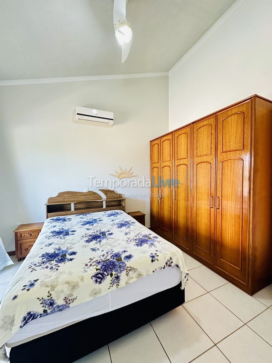 Casa para aluguel de temporada em Bombinhas (Praia de Bombas)