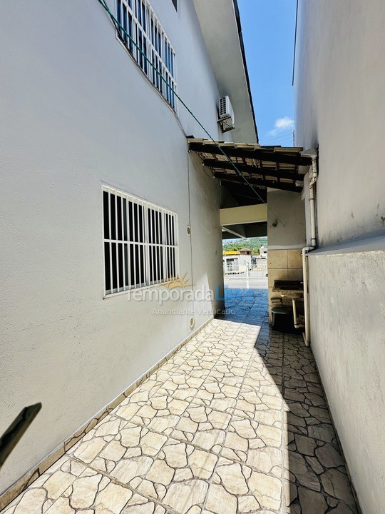 Casa para aluguel de temporada em Bombinhas (Praia de Bombas)