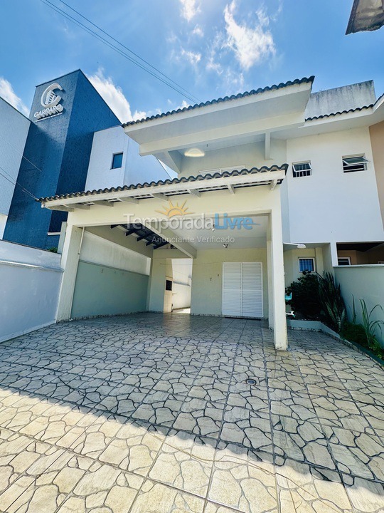 Casa para aluguel de temporada em Bombinhas (Praia de Bombas)