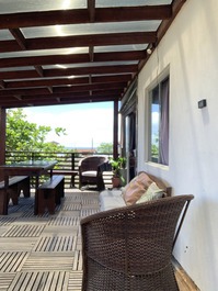 Terraza de casa de playa con mesa de billar con vista al mar - Itapoá SC