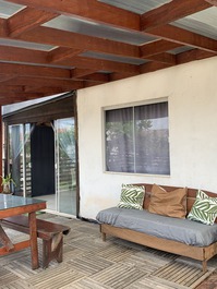 Terraza de casa de playa con mesa de billar con vista al mar - Itapoá SC