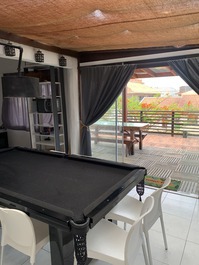 Terraza de casa de playa con mesa de billar con vista al mar - Itapoá SC