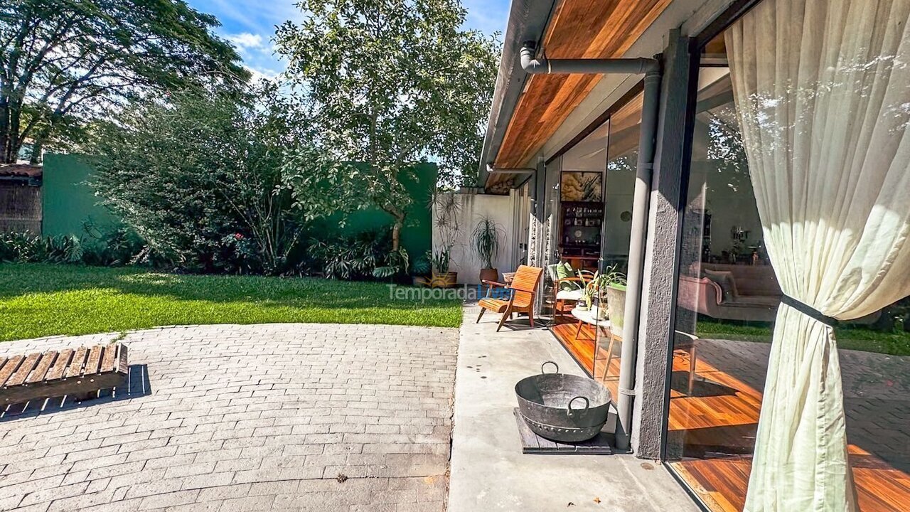Casa para aluguel de temporada em Carapicuíba (Granja Viana)
