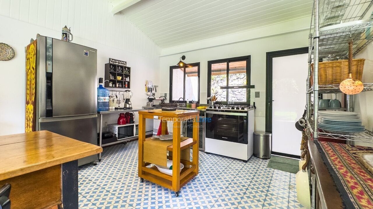 Casa para aluguel de temporada em Carapicuíba (Granja Viana)