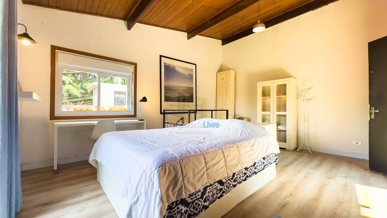 Casa para aluguel de temporada em Carapicuíba (Granja Viana)