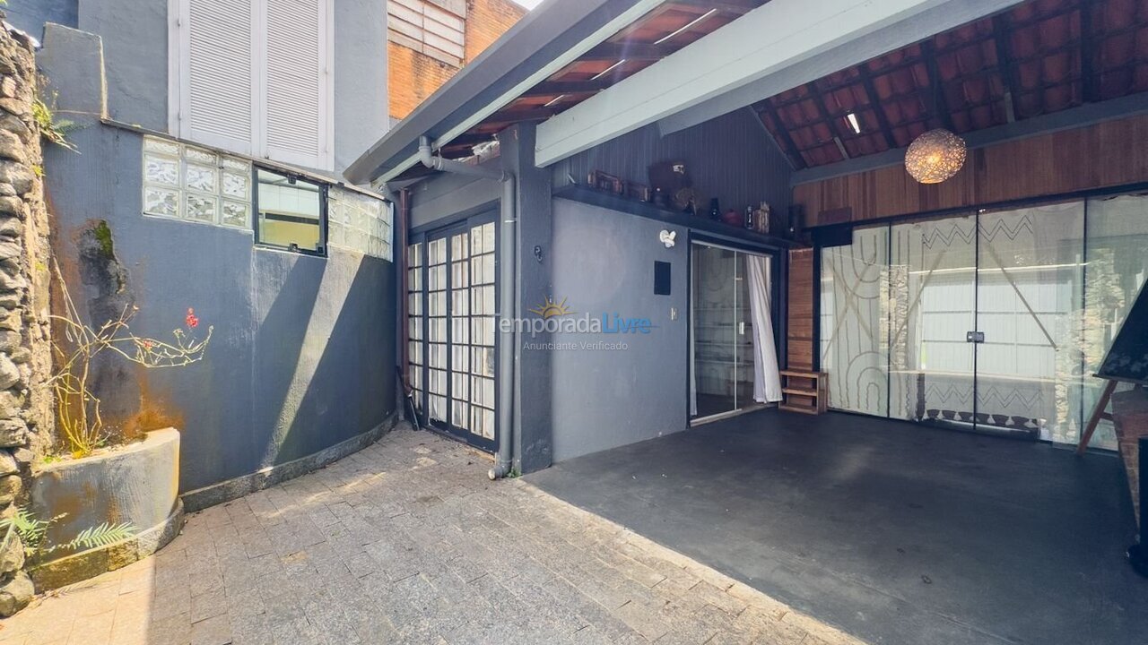 Casa para aluguel de temporada em Carapicuíba (Granja Viana)