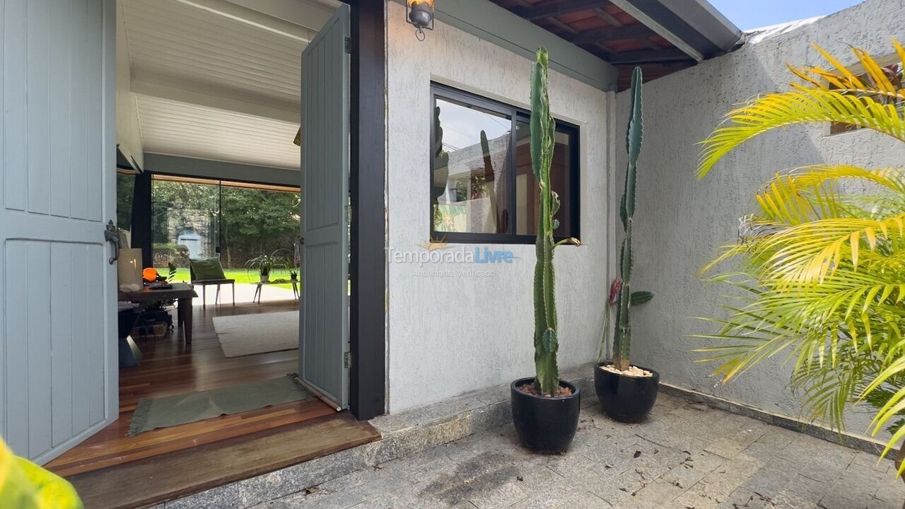 Casa para aluguel de temporada em Carapicuíba (Granja Viana)