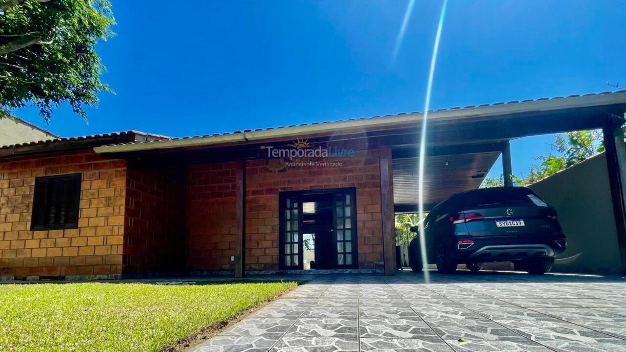 Casa para aluguel de temporada em Caraguatatuba (Massaguaçu)