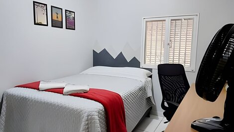 Quarto 2 - cama casal e escrivaninha