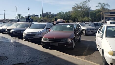 Estacionamento público em frente