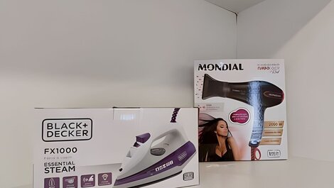 Ferro de passar roupas e secador de cabelos