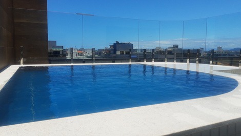 Linda piscina na cobertura.