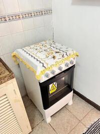 COD.C021,120M DA PRAIA, 2 QUARTOS,SENDO 1 SUÍTE, 7 PESSOAS,AR CONDIC.